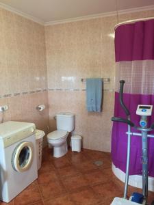 安特克拉安提卡尔瑞乡村度假屋的一间带洗衣机和卫生间的浴室