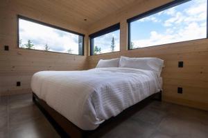 博波尔Le Nørr - Maelström (CITQ #302901)的一间卧室设有2扇窗户和一张带白色床单的床
