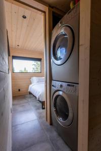 博波尔Le Nørr - Maelström (CITQ #302901)的房屋内带洗衣机和烘干机的房间