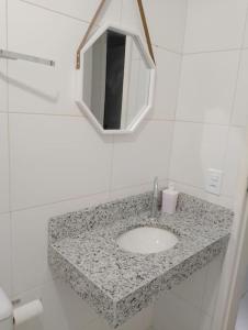 埃斯坦西亚Apartamento no Condomínio Vila das Águas的一间带水槽和镜子的浴室