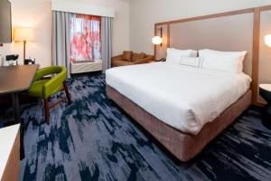 本德本德市中心费尔菲尔德套房客栈的酒店客房设有一张大床和一张书桌。