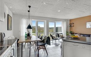 洛肯4 Bedroom Stunning Home In Lkken的厨房以及带桌椅的用餐室。