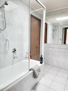 弗兰克斯顿Sandy Shores Estate- Long Island的带淋浴和浴缸的白色浴室