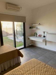 迈普Casa con piscina en Maipú, Mendoza的带一张床和窗户的卧室