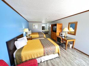 Sweet Springs奈特旅馆的酒店客房配有两张床和一张书桌