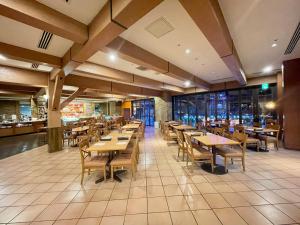 成田成田国际花园酒店的一间设有木桌和椅子的餐厅