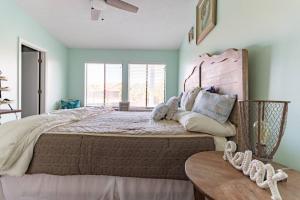巴拿马城海滩Remodeled Family Space!的一张大床,位于带绿色墙壁的房间