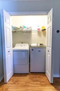 巴拿马城海滩Remodeled Family Space!的小型洗衣房配有洗衣机和烘干机