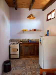 梅赛德斯Angiru的厨房配有炉灶和冰箱。