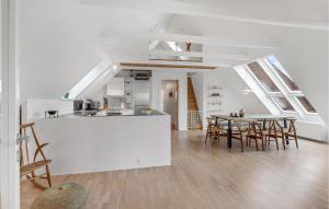 海斯勒Stunning Apartment In Hasle With House Sea View的厨房以及带桌椅的用餐室。