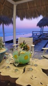 里瓦斯AZVLIK的沙滩上配有酒杯的桌子