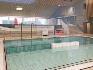 曲博伦Holiday home Thyborøn VI的大型建筑中的大型游泳池