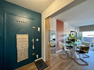 里尔LILLE Appart Cosy 68m2 lumineux avec balcon - garage prive的一间带桌子和镜子的用餐室