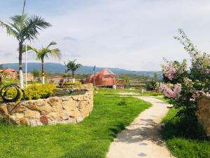 莱瓦镇Glamping Sierra de Luna的石墙和种有树木和花卉的小径