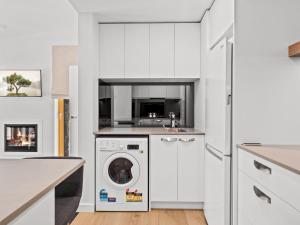 克拉肯巴克Yuki Studio的白色的厨房配有洗衣机
