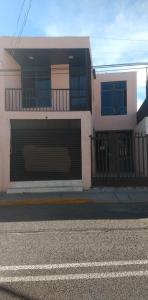 阿瓜斯卡连特斯Ola的街道边有门的白色房子