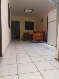 阿瓜斯卡连特斯Ola的客房铺有白色瓷砖地板,配有冰箱。