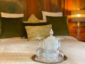 悉尼The Latch Inn的睡床上的玻璃茶壶