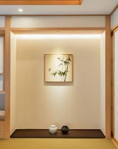 南海郡Tomonoya Signature Ryokan Namhae的一间墙上有照片的房间