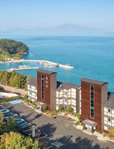 南海郡Tomonoya Signature Ryokan Namhae的享有酒店和海洋的空中景致