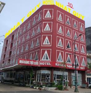 Tây Ninh那克酒店的一座红色的大建筑,上面有标志