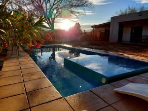 乌尼翁镇Casa - del TALAMPAYA的游泳池位于带阳光的庭院