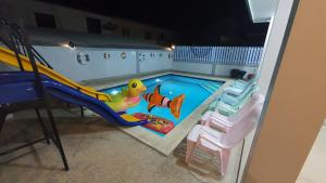 七岩Family POOL VILLA CHAAM的一个带滑梯和滑梯的小型游泳池
