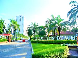乔木提恩海滩Sea View Beachfront Condos Pattaya Jomtien Beach的公园,上面有读南部海滩的标志