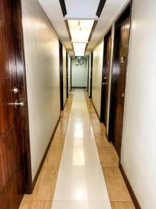 马尼拉马尼拉石楼酒店的走廊,位于办公楼,走廊长