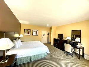 哈姆登惠特尼宾馆及套房的酒店客房设有一张大床和一张书桌。