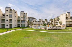 南帕诸岛New Stunning Ocean-View Condo in Beachfront Resort的两栋公寓楼前方的大型草地庭院