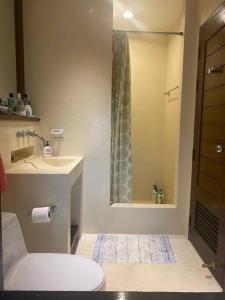 考陶Las Tortugas, Cozy condominium on Khao Tao beach, Hua Hin的浴室配有卫生间、盥洗盆和淋浴。