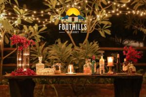 布什格尔Foothill Pushkar Resort的一张桌子,上面放有瓶子和蜡烛,上面放有灯