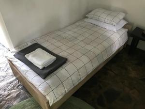 JarmenovciJarmenovci Glamping Resort的床上有枕头