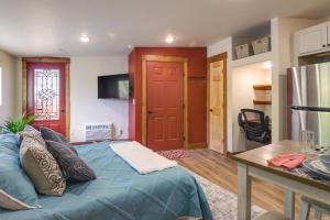 科尔特斯Southern Colorado Rental 10 Mi to Mesa Verde的一间卧室设有蓝色的床和红色的门