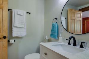 科尔特斯Southern Colorado Rental 10 Mi to Mesa Verde的一间带水槽和镜子的浴室