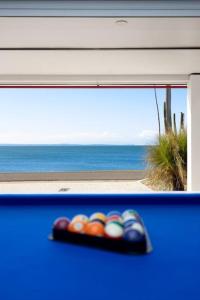 斯卡伯勒Waterfront two-bedroom Getaway的窗前蓝色架子上的一盘球