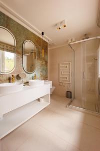 希欧福克Gold Wave Apartments的一间带两个盥洗盆和淋浴的浴室