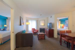 亚特兰大亚特兰大巴克黑德/莱诺克斯原住客栈的酒店客房设有床和客厅。
