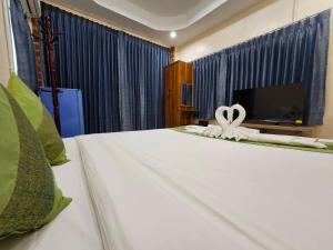 清莱SuanTung Coffee & Guesthouse的一间卧室,配有一张床,床上有一个弓