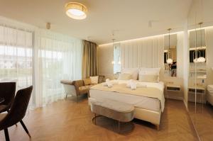 希欧福克Gold Wave Apartments的一间带大床的卧室和一间浴室