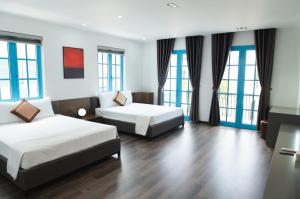 下龙湾Luxury Homestay Sun Feria Ha Long的酒店客房带两张床和窗户
