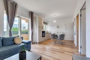 萨利TEONA Luxury Apartment with terrace的客厅配有蓝色的沙发和桌子
