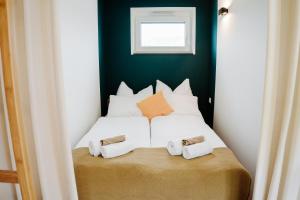 耶拿Design Home Office & Central Hideaway - EAH, ZEISS, SCHOTT in 5 min的一间卧室配有一张床,上面有两条毛巾