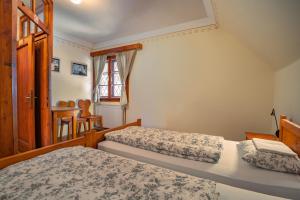 克拉尼斯卡戈拉Tonkina koča的一间卧室设有两张床和窗户。