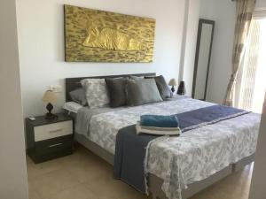 莫哈卡尔Residential Oasis 25的一间卧室配有一张特大号床。