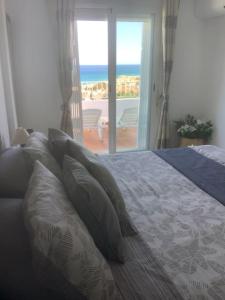 莫哈卡尔Residential Oasis 25的一间卧室设有一张床,享有海景