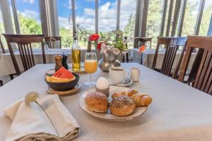 StångaGumbalde Resort的一张桌子,早餐包括糕点和橙汁