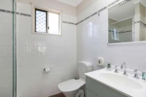 坦卡里Reflections Tuncurry - Holiday Park的浴室配有卫生间、盥洗盆和淋浴。