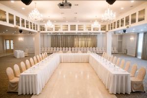 卡拉甘达宇航员酒店的婚礼的布置,宴会厅配有白色的桌椅